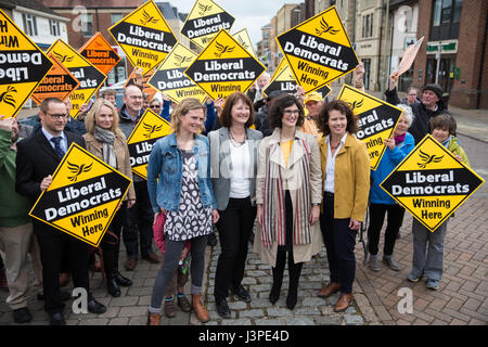 Kidlington, UK. 3. Mai 2017. Liberal Democrats Kandidaten Laura Coyle, Liz Leffman, Layla Moran und Kirsten Johnson-Kampagne in Kidlington. Stockfoto