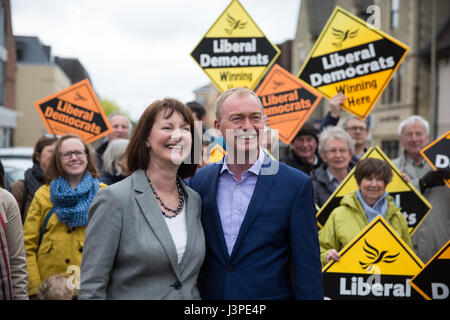 Kidlington, UK. 3. Mai 2017. Liberal Democrats Tim Farron Kampagnen mit Witney Kandidat Liz Leffman. Bildnachweis: Mark Kerrison/Alamy Stockfoto