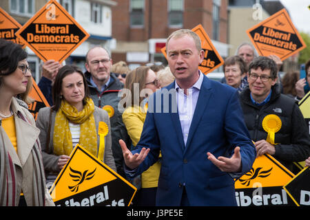 Kidlington, UK. 3. Mai 2017. Liberal Democrats Tim Farron Kampagnen in Kidlington mit Kandidaten Layla Moran. Bildnachweis: Mark Kerrison/Alamy Stockfoto