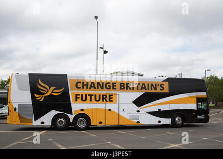 Kidlington, UK. 3. Mai 2017. Die Liberal Democrats Schlacht Bus kommt in das Dorf Kidlington in Oxfordshire. Bildnachweis: Mark Kerrison/Alamy Stockfoto