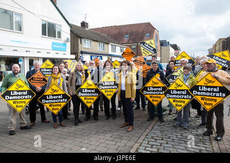 Kidlington, UK. 3. Mai 2017. Kirsten Johnson, Liberal Democrat Kandidaten für Oxford Osten Kampagnen in Kidlington, Oxon. Credit: Mark Kerrison/Alamy Stockfoto