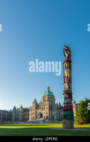 Der Totempfahl wissen, British Columbia Legislative, Victoria, Vancouver Island, British Columbia, Kanada Stockfoto