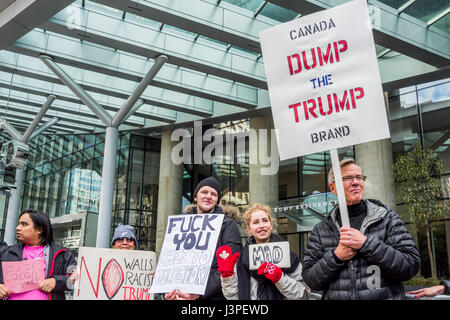 Anti-Trump Protest. Trump Tower offiziell eröffnet, Vancouver, Britisch-Kolumbien, Kanada. Stockfoto