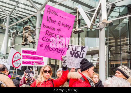 Anti-Trump Protest. Trump Tower offiziell eröffnet, Vancouver, Britisch-Kolumbien, Kanada. Stockfoto