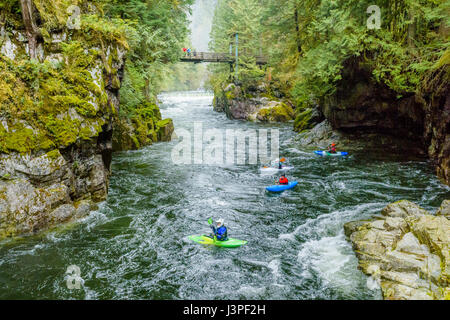 Kajakfahrer, Capilano River Regional Park, N.  Vancouver, British Columbia, Kanada. Stockfoto