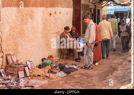 MEKNÈS, Marokko - 18. Februar 2017: Unbekannte Männer arbeiten in der Straße von Meknès, Marokko. Meknes ist eine der vier Königsstädte Marokkos. Stockfoto