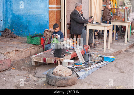 MEKNÈS, Marokko - 18. Februar 2017: Nicht identifizierte Personen arbeiten in der Straße von Meknès, Marokko. Meknes ist eine der vier Königsstädte Stockfoto