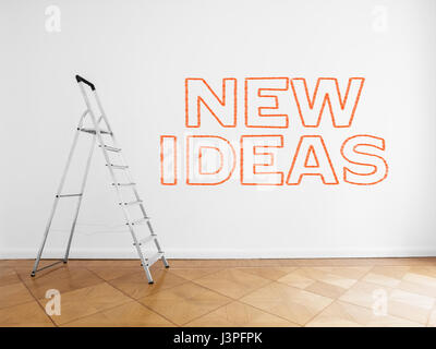 Zimmer mit Leiter und Text an Wand: neue Ideen Stockfoto