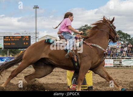 Barrel racing-Action beim Rodeo in Cottonwood, Kalifornien. Stockfoto