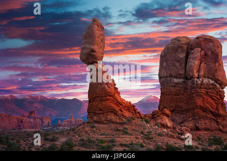 Ausgewogene Rock ist eines der beliebtesten Features von Arches National Park, befindet sich in Grand County im US-Bundesstaat Utah. Ausgewogene Rock befindet sich nex Stockfoto