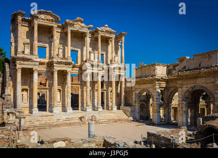 Die Bibliothek des Celsus ist eines alten römischen Gebäudes in Ephesus, Anatolien, zerteilen Sie jetzt von Selçuk, Türkei. Es wurde zu Ehren des römischen Senator Tiber gebaut. Stockfoto