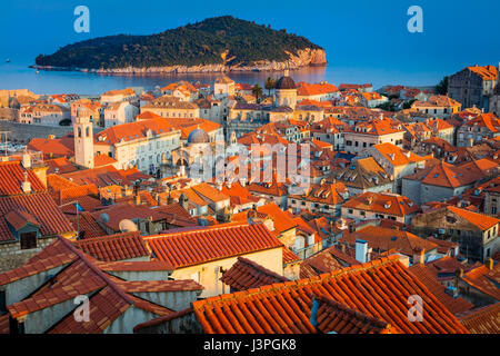 Dubrovnik, Kroatien, mit seinen charakteristischen mittelalterlichen Stadtmauern. Dubrovnik ist eine kroatische Stadt an der Adria in der Region Dalmatien. Es ist auf Stockfoto