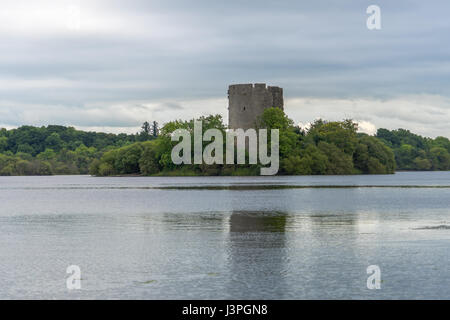 Eine alte Burg auf einer Insel in einem See in Irland. Stockfoto