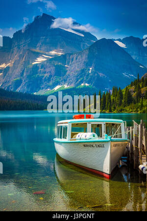 Swiftcurrent Lake befindet sich im Großraum Many Glacier des Glacier National Park im Bundesstaat Montana Vereinigten Staaten. Many Glacier Hotel, das größte ho Stockfoto