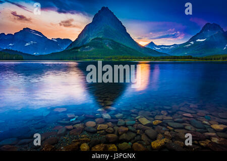 Swiftcurrent Lake befindet sich im Großraum Many Glacier des Glacier National Park im Bundesstaat Montana Vereinigten Staaten. Many Glacier Hotel, das größte ho Stockfoto