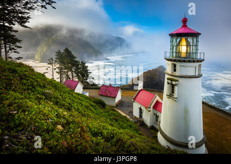 Heceta Head State Park (einschließlich Devils Elbow State Park) liegt in einer Bucht an der Mündung des Cape Creek.  Das Licht am oberen Rand 56 Fuß Turm wa Stockfoto