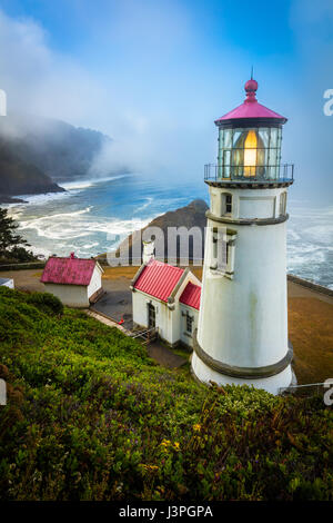 Heceta Head State Park (einschließlich Devils Elbow State Park) liegt in einer Bucht an der Mündung des Cape Creek.  Das Licht am oberen Rand 56 Fuß Turm wa Stockfoto