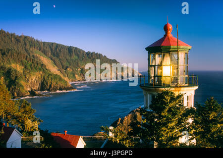 Heceta Head State Park (einschließlich Devils Elbow State Park) liegt in einer Bucht an der Mündung des Cape Creek.  Das Licht am oberen Rand 56 Fuß Turm wa Stockfoto