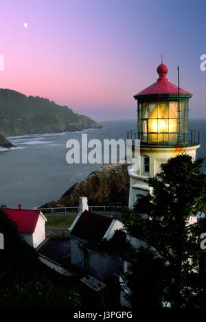 Heceta Head State Park (einschließlich Devils Elbow State Park) liegt in einer Bucht an der Mündung des Cape Creek.  Das Licht am oberen Rand 56 Fuß Turm wa Stockfoto