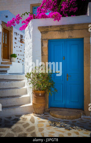 Türen und Treppe in der Skala Stadt der griechischen Insel Patmos in der Skala Stadt der griechischen Insel Patmos Stockfoto