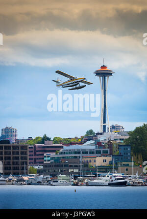 Wasserflugzeug ausziehen aus Seattle am Lake Union mit Space Needle im Hintergrund Stockfoto