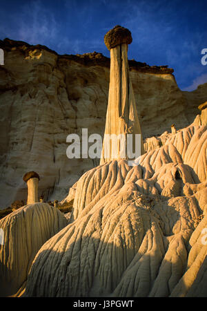 Die Wahweap Hoodoos, eine Gemeinde von unglaublich weißen Felsspitzen garniert mit rötlich-braunen Decksteine werden schnell immer einer der großen Treppe-E Stockfoto