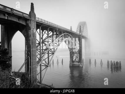 Yaquina Bay Bridge ist eine Bogenbrücke, die Yaquina Bay südlich von Newport, Oregon erstreckt. Es ist eines der bekanntesten der U.S. Highway 101 Bri Stockfoto