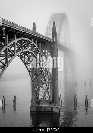 Yaquina Bay Bridge ist eine Bogenbrücke, die Yaquina Bay südlich von Newport, Oregon erstreckt. Es ist eines der bekanntesten der U.S. Highway 101 Bri Stockfoto