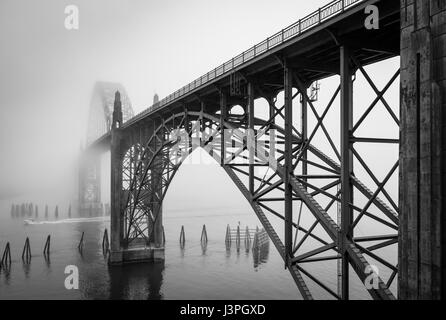 Yaquina Bay Bridge ist eine Bogenbrücke, die Yaquina Bay südlich von Newport, Oregon erstreckt. Es ist eines der bekanntesten der U.S. Highway 101 Bri Stockfoto