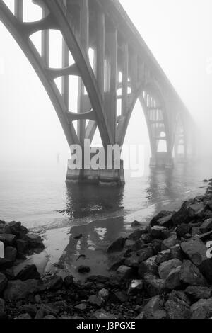 Yaquina Bay Bridge ist eine Bogenbrücke, die Yaquina Bay südlich von Newport, Oregon erstreckt. Es ist eines der bekanntesten der U.S. Highway 101 Bri Stockfoto