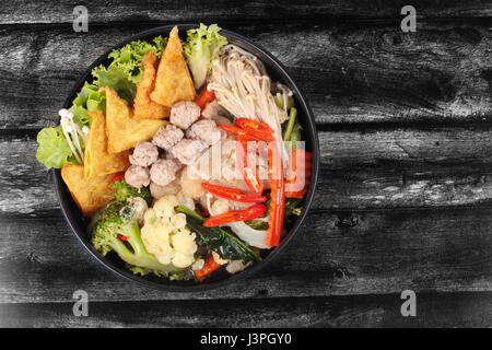 Rufen Sie chinesisches Essen, Crisy Wan-Tan und Fleisch Ball in Chinesisch Grünkohl-Suppe mit Karotten, Mais, goldene Nadel Pilz, Blumenkohl, Bambus-Pilz und rotem chili Stockfoto