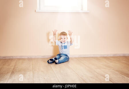 Porträt von ein zwei Jahre altes Kind auf dem Boden sitzend Stockfoto