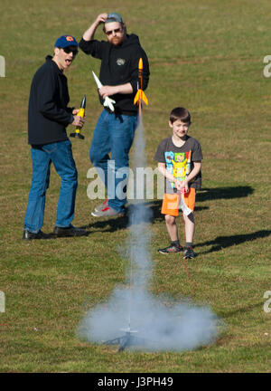 Junge Start einer Modellrakete im Millennium Park, Boston. Stockfoto