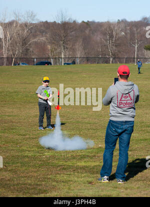 Junge Start einer Modellrakete im Millennium Park, Boston. Stockfoto