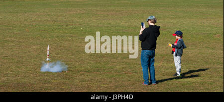 Junge Start einer Modellrakete im Millennium Park, Boston. Stockfoto