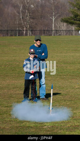 Cub Scout startet eine Modellrakete im Millennium Park, Boston. Stockfoto