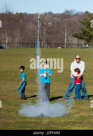 Junge Start einer Modellrakete im Millennium Park, Boston. Stockfoto