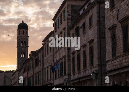 Kirche und der Glockenturm Turm der Franziskanerkirche entlang der Stradun in Dubrovnik, der Hauptverkehrsstraße durch die Altstadt zu sehen. Stockfoto