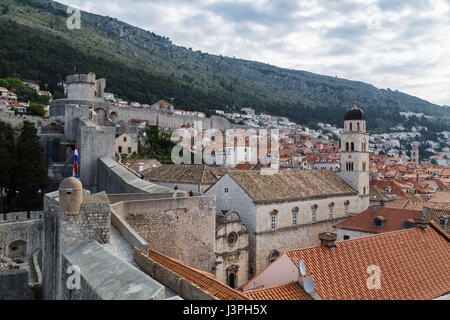 Die Reihe von steinernen Mauern, die umgeben und geschützt von den Bürgern von Dubrovnik seit Hunderten von Jahren. Stockfoto