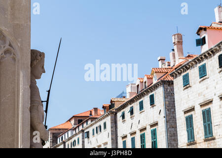 Statue eines alten Ritters (bekannt als Orlando), die laut Legende gespeichert Dubrovnik aus einer Belagerung der Sarazenen mit seiner Flotte im 9. Jahrhundert - Pictu Stockfoto