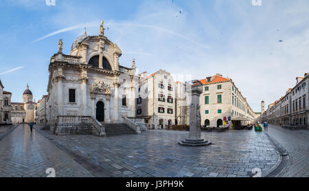 Auf der Suche an der Kathedrale und unten eine leere Stradun in Dubrovnik Altstadt früh am Morgen. Stockfoto