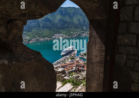 Dank der natürlichen Schönheit der Fjorde in der Bucht von Kotor & die Altstadt von Kotor Tourismus hat vor kurzem erhöht & es ist nicht ungewöhnlich, dass mult Stockfoto