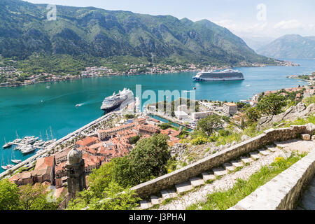 Die Kirche unserer lieben Frau von Gesundheit gesehen Teil des Weges auf der oberen Stadtmauer über Kotor. Stockfoto