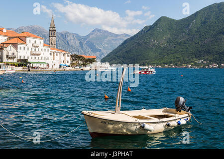 Die winzigen noch historische Stadt von Perast am Rande der Bucht von Kotor in Montenegro ist seit 1979 einen UNESCO-Weltkulturerbe-Status gerühmt. Stockfoto