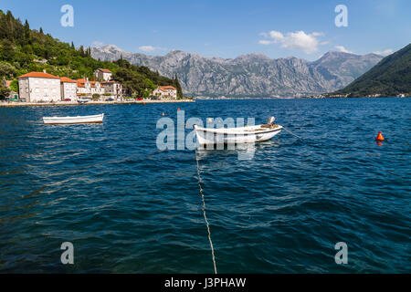 Die Stadt von Perast gesehen am Fuße der St. Ilija entlang der malerischen Küste von Montenegro. Stockfoto