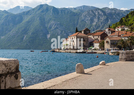 Perast ist eine alte Stadt an der Bucht von Kotor in Montenegro. Es liegt ein paar Kilometer nordwestlich von Kotor und ist bekannt für seine Nähe zu der Insel Stockfoto