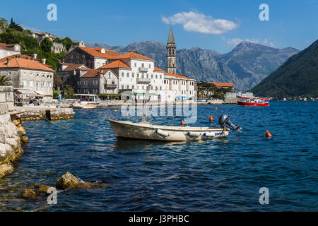 Die historische Altstadt von Perast eingeklemmt zwischen den Türkis farbigem Wasser der Bucht von Kotor & die zerklüfteten Berge der Montenegro Küste Stockfoto