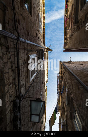 Auf der Suche in einer engen Straße in der Altstadt von Dubrovnik - aufgeführt als Weltkulturerbe von der Unesco 1979 zum Himmel. Stockfoto