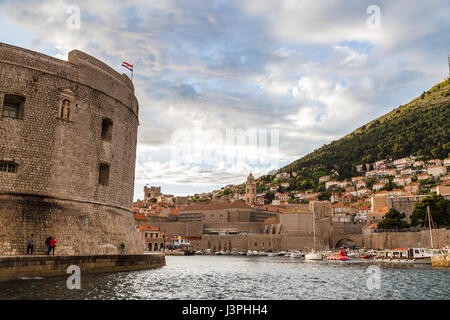 Alten Hafen von Dubrovnik - gesehen von der Porporela eines Abends das Licht beginnt zu verblassen. Stockfoto