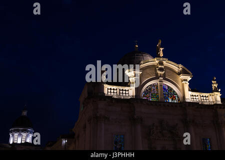 St-Blaise-Kirche von sowohl außen und innen (zu zeigen, die Glasfenster) nachts beleuchtet in Dubrovnik. Stockfoto